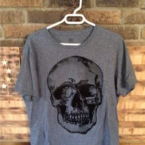 Men’s T shirt. Skull print on front. Size L/G